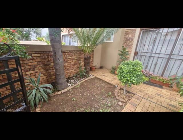 3 BEDROOM TOWNHOUSE FOR SALE IN HEUWELSIG ESTATE